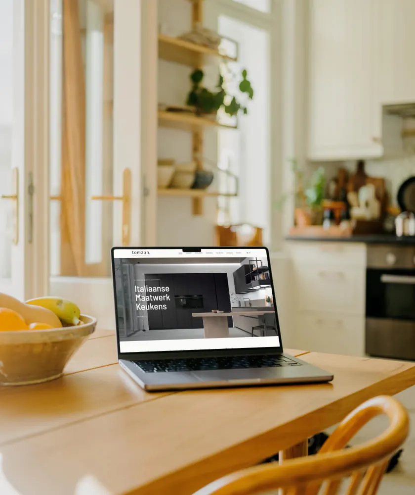 Website van Tomzon op een laptop