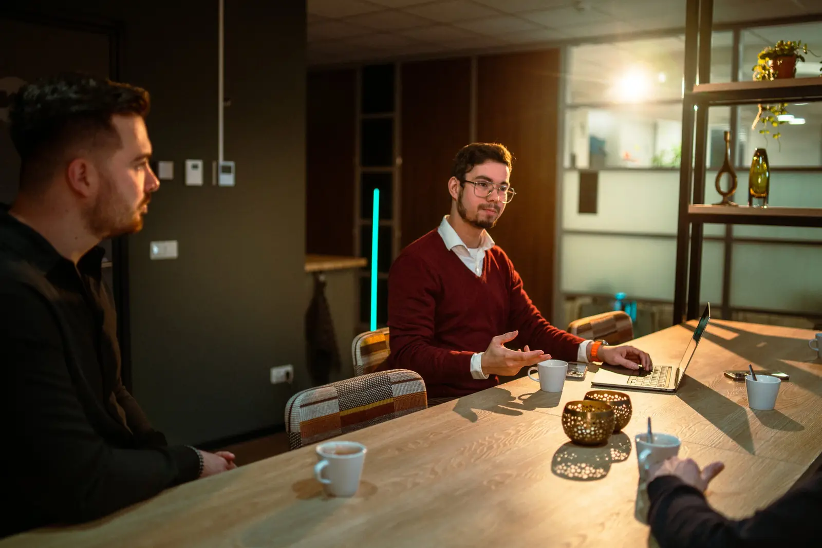 Overleg aan tafel met een laptop en koffie